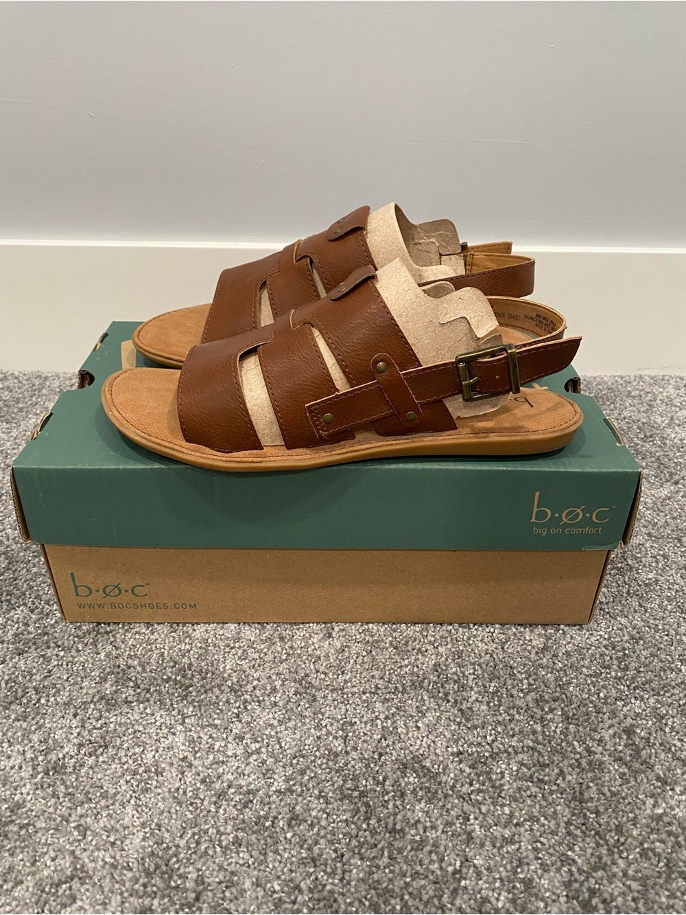 b.o.c. Women’s Mara Comfort Sandal Strappy Buckle Faux Brown Leather Size 9 M